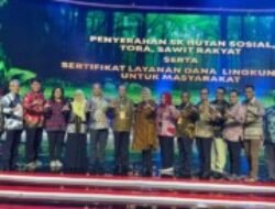 Penyerahan SK Hutan Sosial TORA dan Hutan Adat di Festival LIKE 2